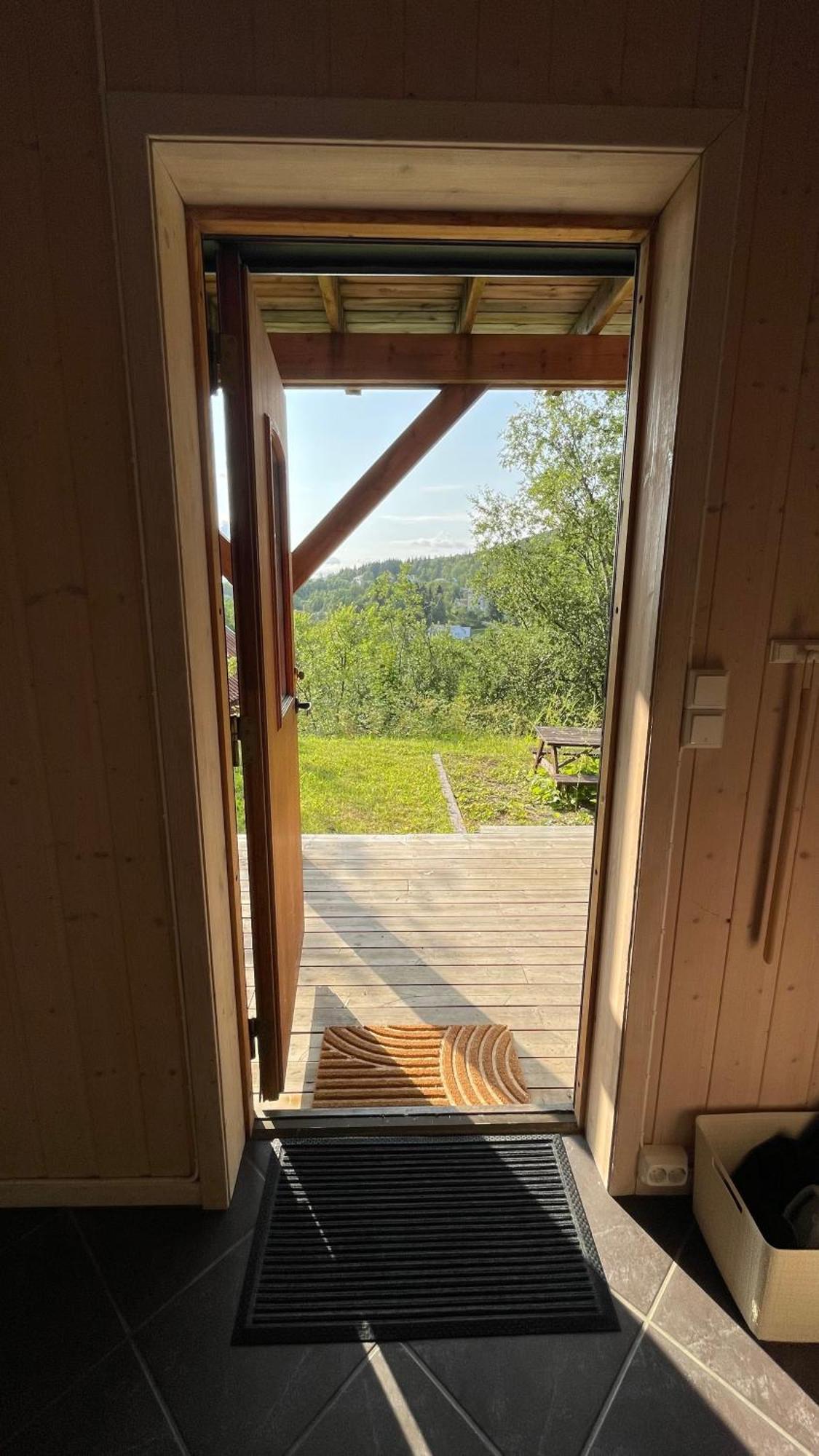Sentral Og Romslig Leilighet Naert Senja Finnsnes Exterior photo